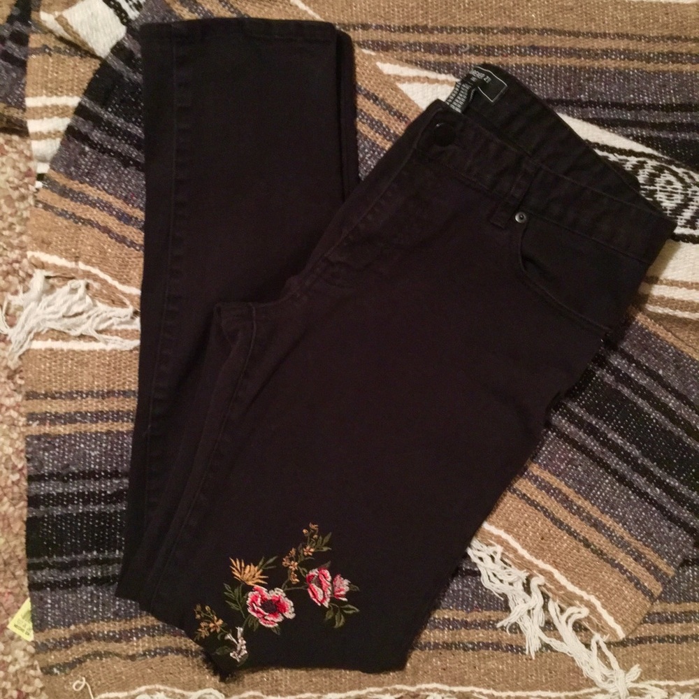 Forever 21 Men’s Black Floral Embroidered Jeans